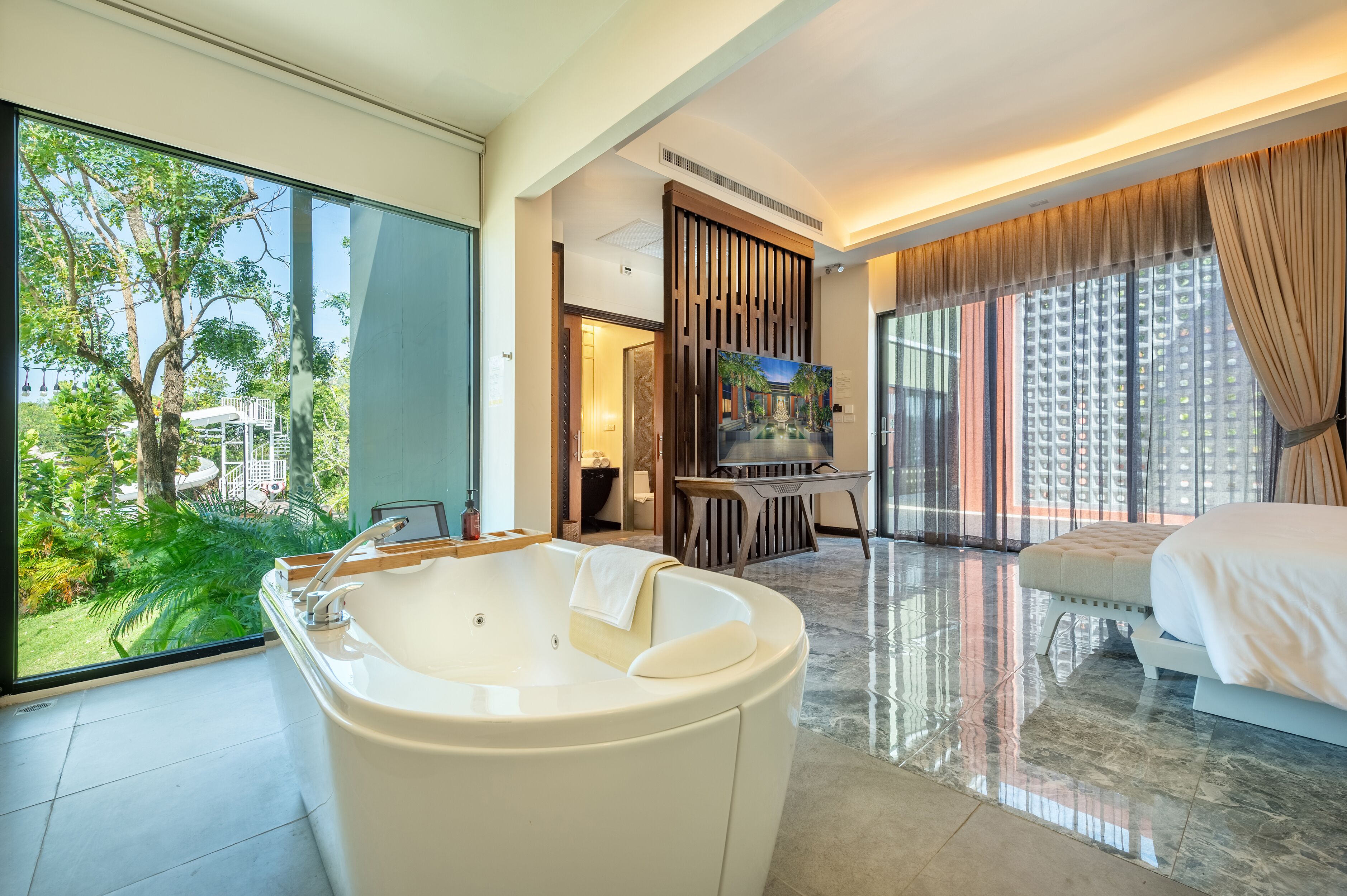 Dobbeltrom – deluxe, 1 soverom | Minibar, safe på rommet, skrivebord og blendingsgardiner