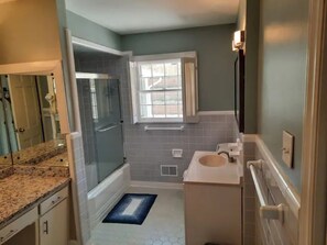 Bathtub, hair dryer, towels, soap - Huge Home Close to Attractions Sleeps 20+ (East Point)