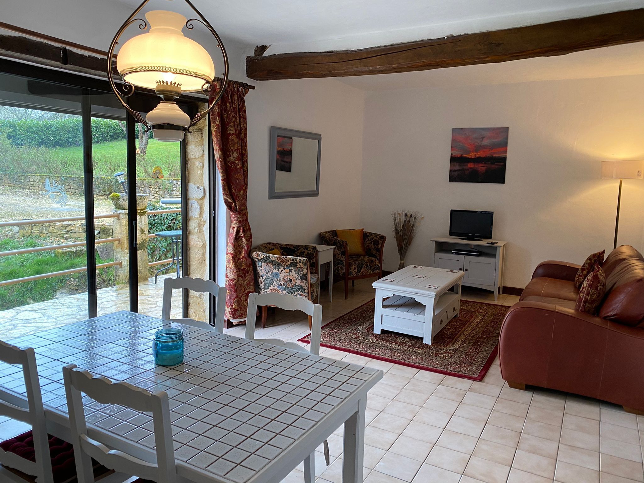 TV connectée, lecteur de DVD, table de tennis de table, vidéothèque