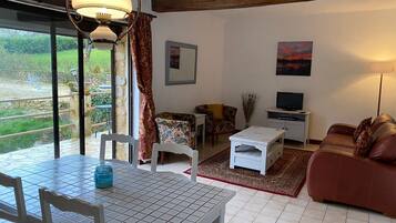 TV connectée, lecteur de DVD, table de tennis de table, vidéothÚque