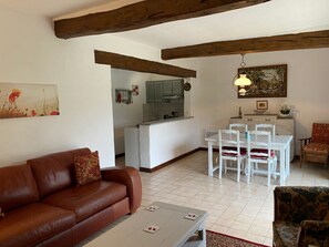 TV connectée, lecteur de DVD, table de tennis de table, vidéothèque