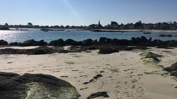 Vlak bij het strand, ligstoelen