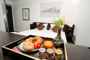Standard Triple Room | Premium bedding, minibar, in-room safe, desk - The Atrium Hotel (Frankfurt)