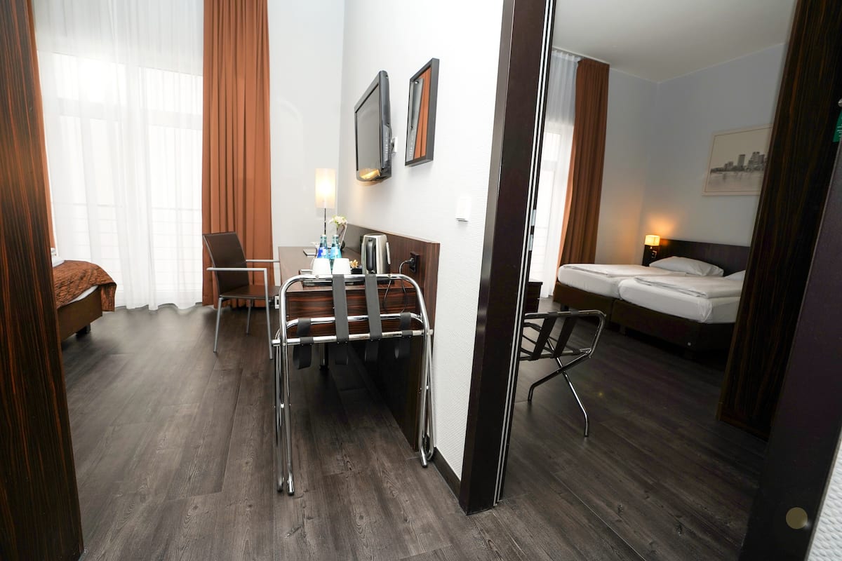 Familiestudio-suite | Opholdsområde | 32-tommers fladskærms-tv med kabelkanaler, tv, kontorer