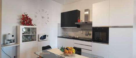 Kjøleskap, mikrobølgeovn, ovn og kokeplater