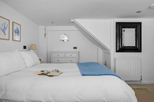 Comfortable 7-bedroom house with estuary views and parking