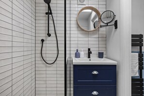 Haartrockner, Handtücher, Seife, Shampoo