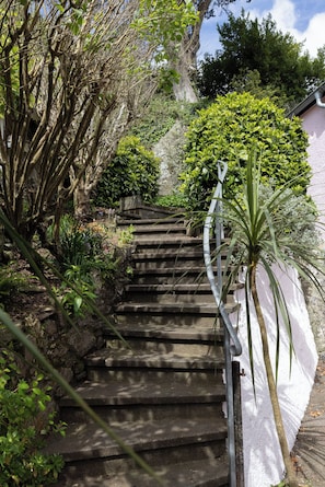 Property grounds - Comfortable 7-bedroom house with estuary views and parking (Salcombe)