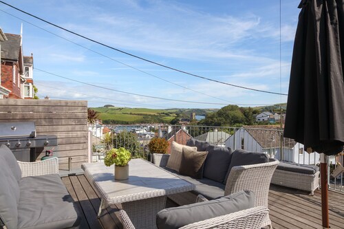 Comfortable 7-bedroom house with estuary views and parking