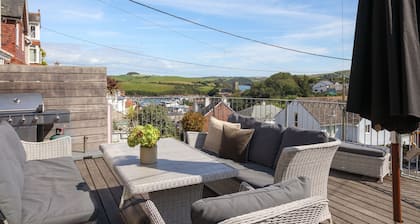 Comfortable 7-bedroom house with estuary views and parking