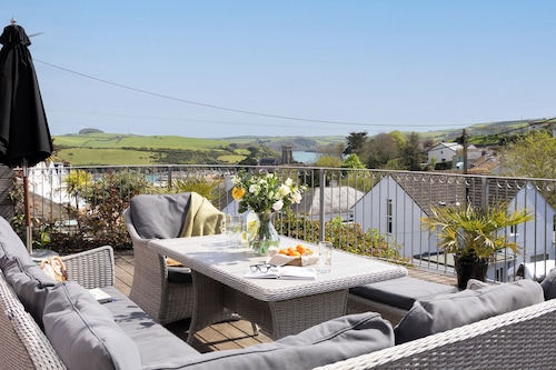 Comfortable 7-bedroom house with estuary views and parking