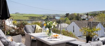 Comfortable 7-bedroom house with estuary views and parking