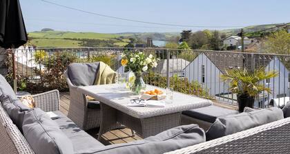 Comfortable 7-bedroom house with estuary views and parking