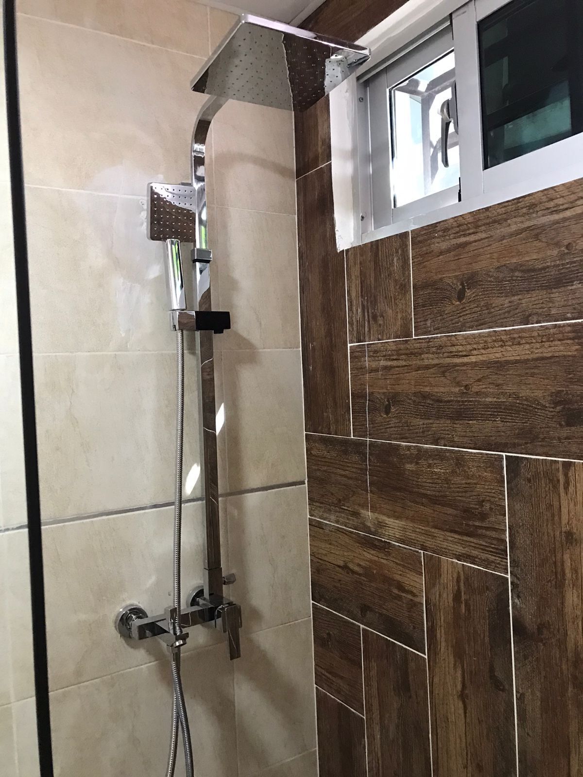 Combined shower/tub, towels, soap, toilet paper