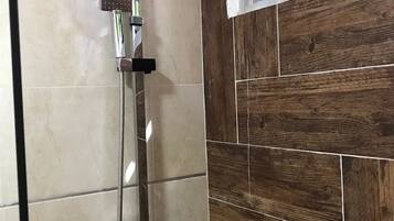 Combined shower/tub, towels, soap, toilet paper