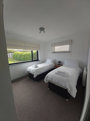 3 slaapkamers, een strijkplank/strijkijzer, gratis wifi, beddengoed