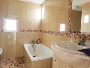 Ensemble douche/baignoire, baignoire relaxante profonde, sèche-cheveux