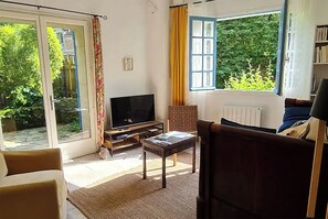 Smart-TV, Kamin, DVD-Player, Bücher