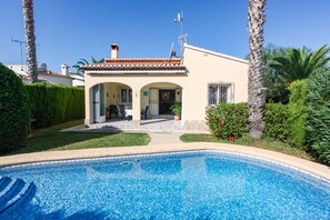 A poolside view of a house with a tiled roof, a covered patio, and a swimming pool. - Casa "Mi Sueño" Els Poblets - Denia, 500 m from the sea (Els Poblets)