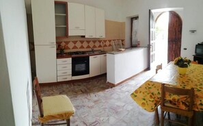 Frigorifero, forno, piano cottura, pentole/stoviglie/utensili