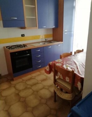 Kühlschrank, Ofen, Herdplatte, Kochgeschirr/Geschirr/Besteck