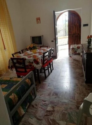 Dining - two-room apartment near the lake 500 meters from the sea (Santa Maria di Castellabate)