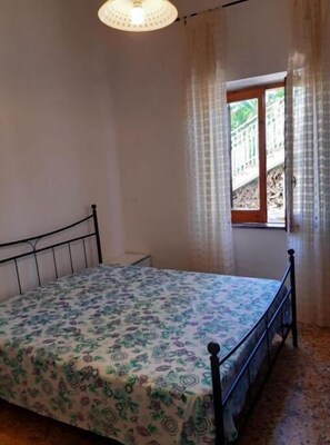 1 bedroom, bed sheets - two-room apartment near the lake 500 meters from the sea (Santa Maria di Castellabate)