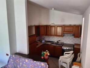 Kühlschrank, Ofen, Herdplatte, Kochgeschirr/Geschirr/Besteck