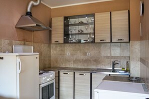 Refrigerador, horno, parrilla de estufa y tetera eléctrica 