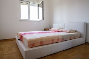 1 habitación, tabla de planchar con plancha, wifi gratis y ropa de cama 