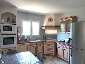 Frigorífico, microondas, horno y placa de cocina
