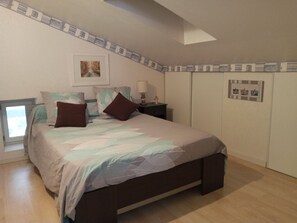 1 slaapkamer, een strijkplank/strijkijzer, gratis wifi