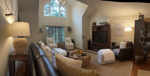 Smart TV, offices - Classy Comfort in Upstate New York (Rhinebeck)