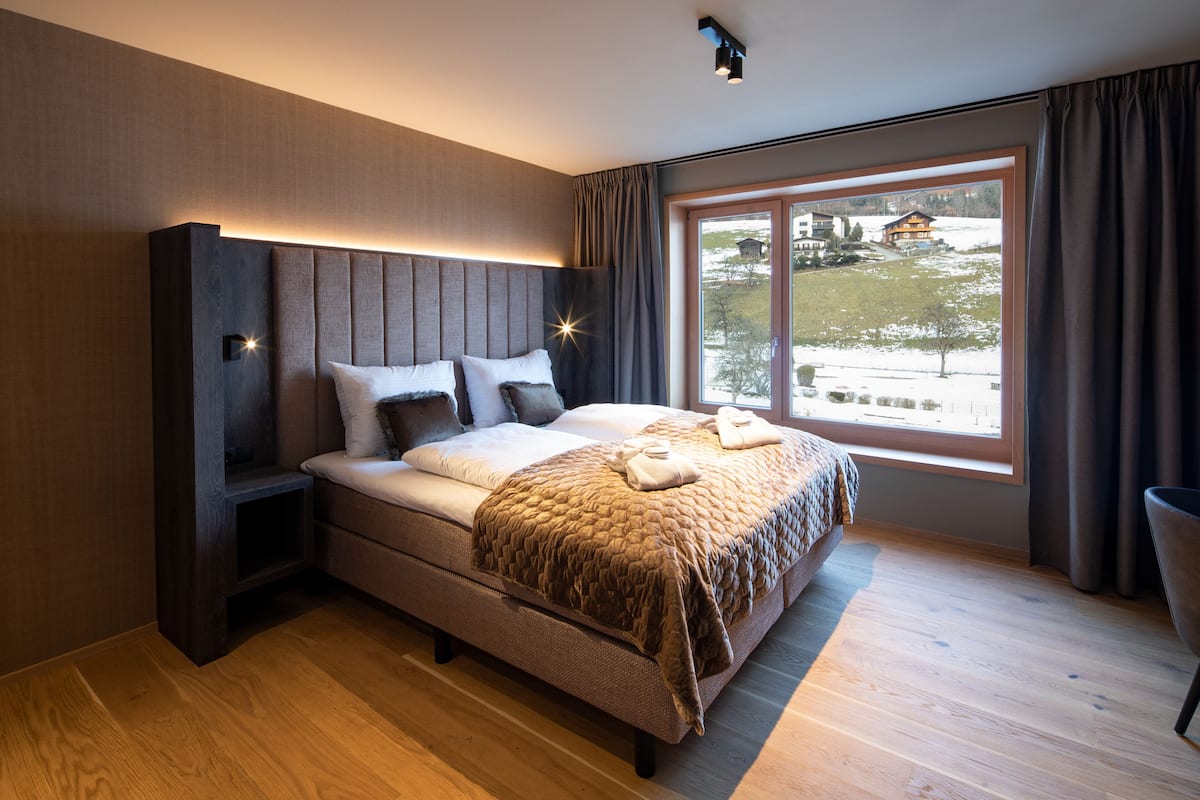 Premium bedding, in-room safe, blackout drapes, soundproofing