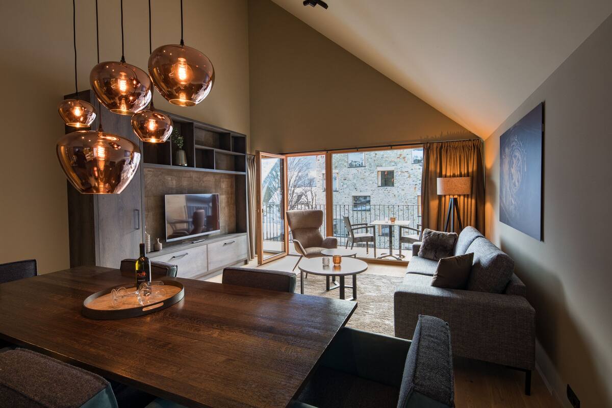 Deluxe appartement, 3 slaapkamers | Woonruimte | Een flatscreentelevisie