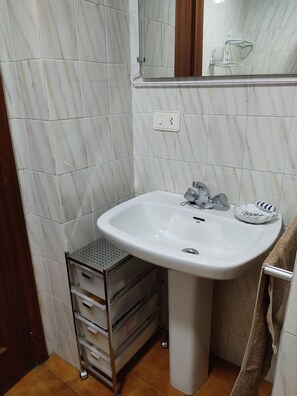 Een douche, een haardroger, een bidet, toiletpapier