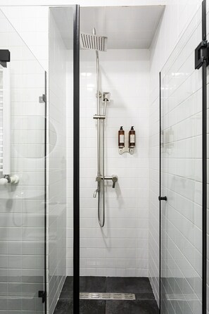Design Double or Twin Room, 1 Bedroom | Bathroom | Separate tub and shower, rainfall showerhead, free toiletries - Unfound Door (Tbilisi)