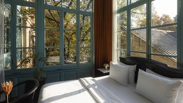 Deluxe-Doppel- oder -Zweibettzimmer, Badewanne, Stadtblick | Bettwäsche aus ägyptischer Baumwolle, hochwertige Bettwaren