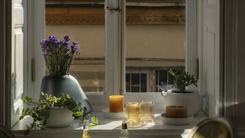 Desayuno continental diario (USD 15 por persona)