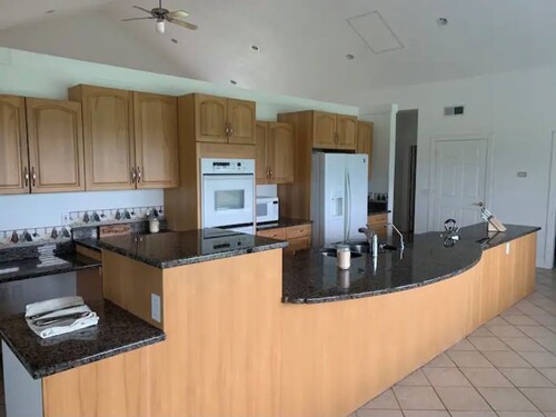 Private,Spacious House near Howes Cavern