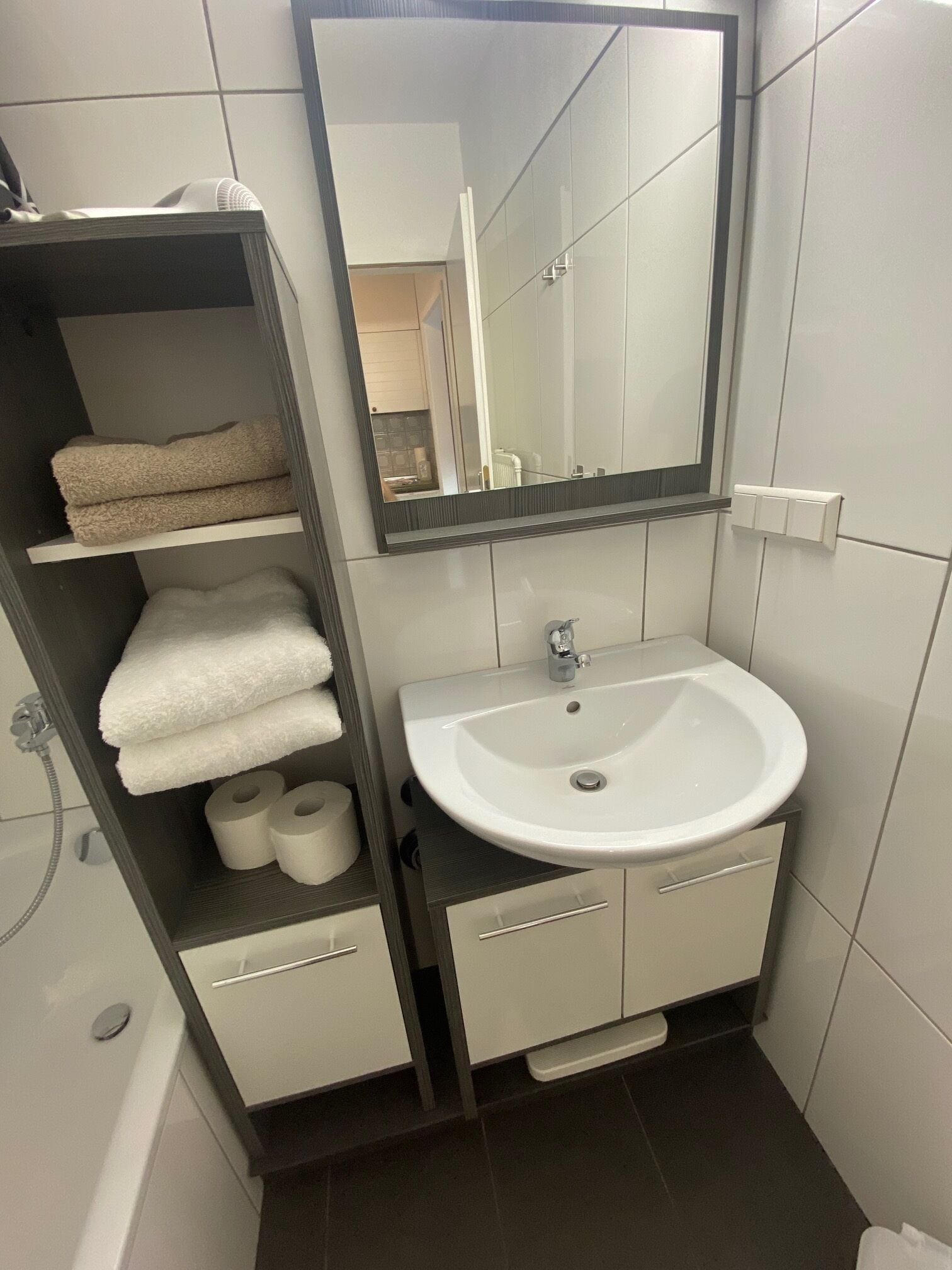 Ensemble douche/baignoire, sèche-cheveux