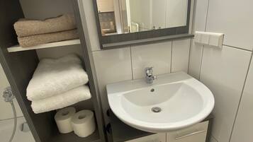 Ensemble douche/baignoire, sĂšche-cheveux