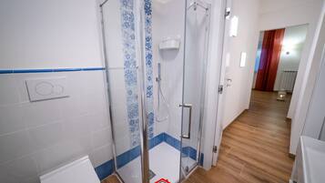 Dusche, Haartrockner, Bidet, Handtücher