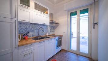 Frigorifero, forno, piano cottura, macchina per tè/caffè