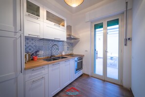 Kühlschrank, Ofen, Herdplatte, Wasserkocher mit Kaffee-/Teezubehör