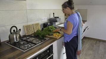 Refrigerador, microondas, horno y parrilla de estufa