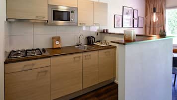 Fridge, microwave, dishwasher, coffee/tea maker