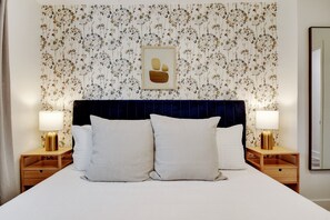 5 bedrooms, iron/ironing board, internet, bed sheets