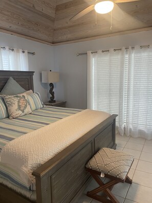 5 bedrooms, iron/ironing board, free WiFi, bed sheets - Home with Beautiful View sleeps 7, Private Pool, Tiki and 50 ft Dock/ Generator (Treasure Cay)