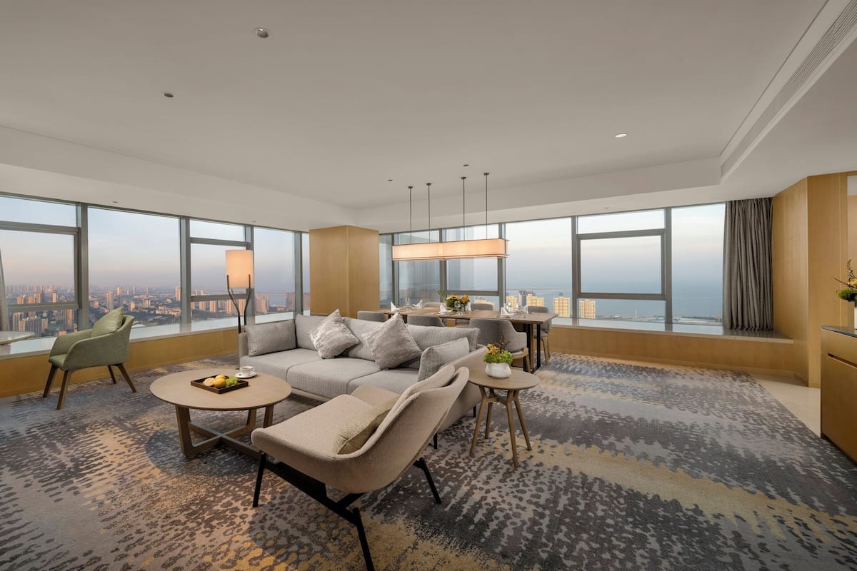 套房, 1 间卧室, 海景 (Living and Dining Area) | 床单
